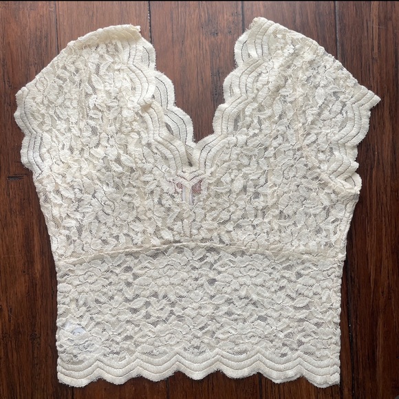 Shyanne Women's Flutter Sleeve Lace Crop Top - Picture 4 of 4